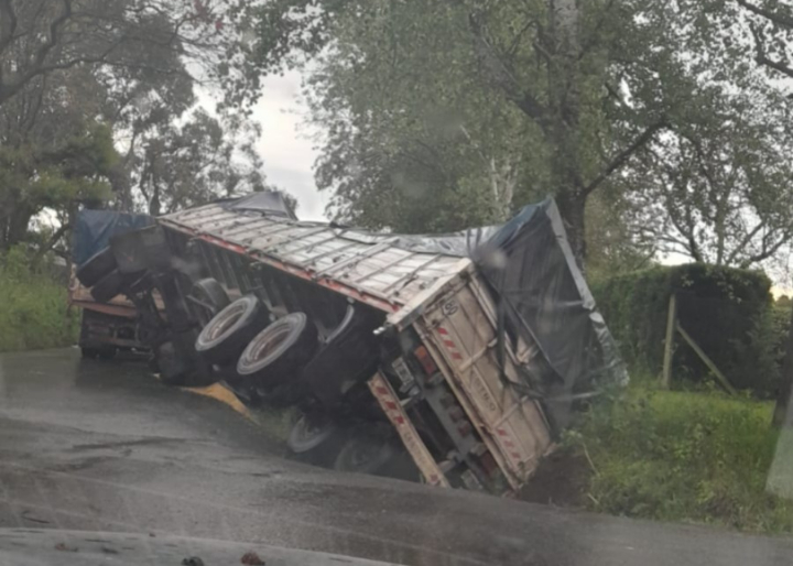 Volcó un acoplado en la colectora entre San Lorenzo y Ricardone, donde está prohibido el tránsito pesado