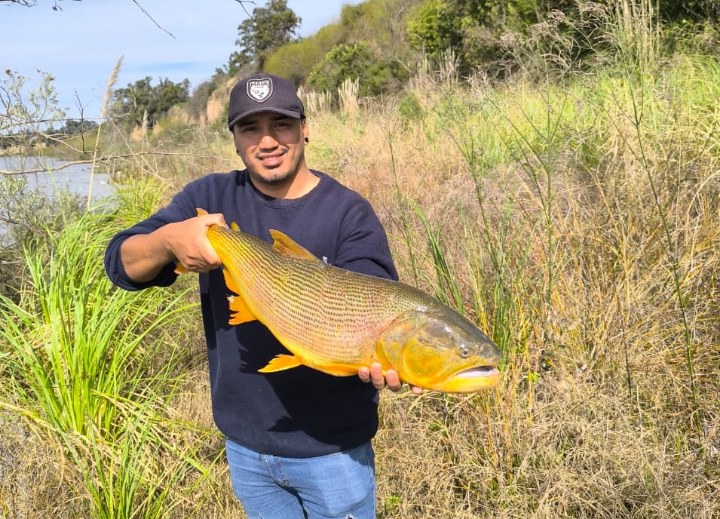 Pesca Solidaria sigue creciendo: Gastón Vivas organiza ollas populares para más de cien personas