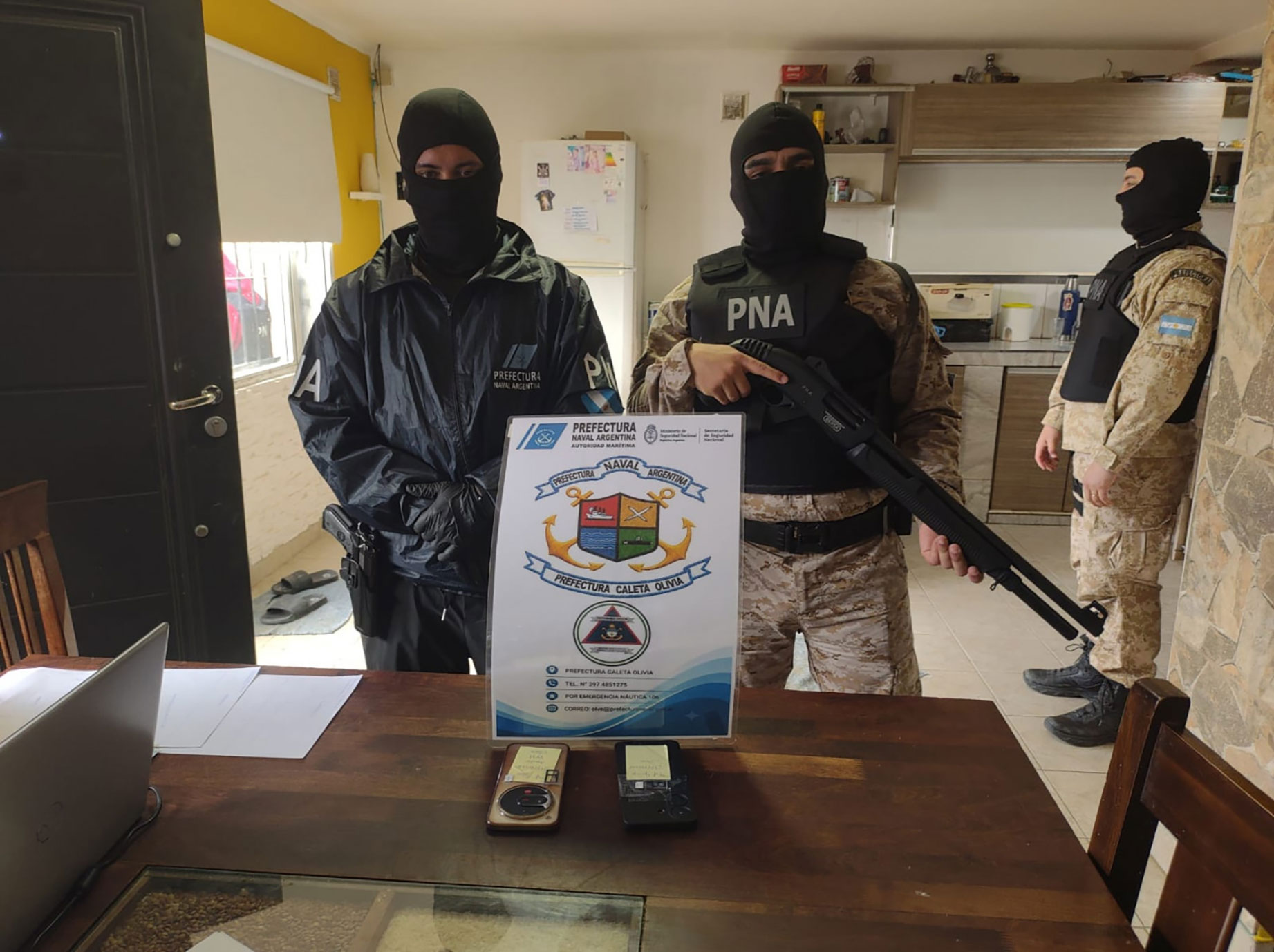 Hallaron lingotes de oro ocultos en un inodoro durante una investigación en Caleta Olivia