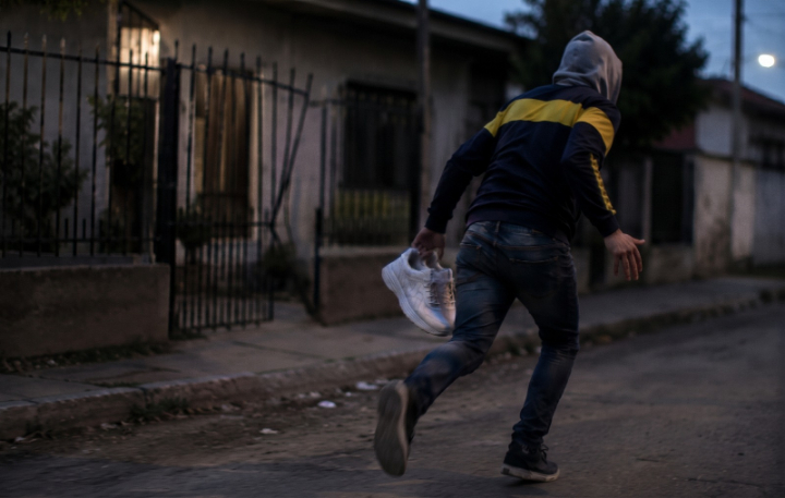 San Lorenzo: recuperan zapatillas robadas y detienen a un menor tras persecución policial