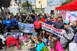 El sector de discapacidad volvió a manifestarse en San Lorenzo en defensa de sus derechos y contra el ajuste presupuestario