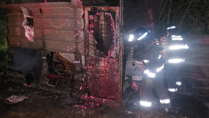 Incendio en San Lorenzo: una vivienda precaria fue consumida por el fuego en barrio 2 de Abril