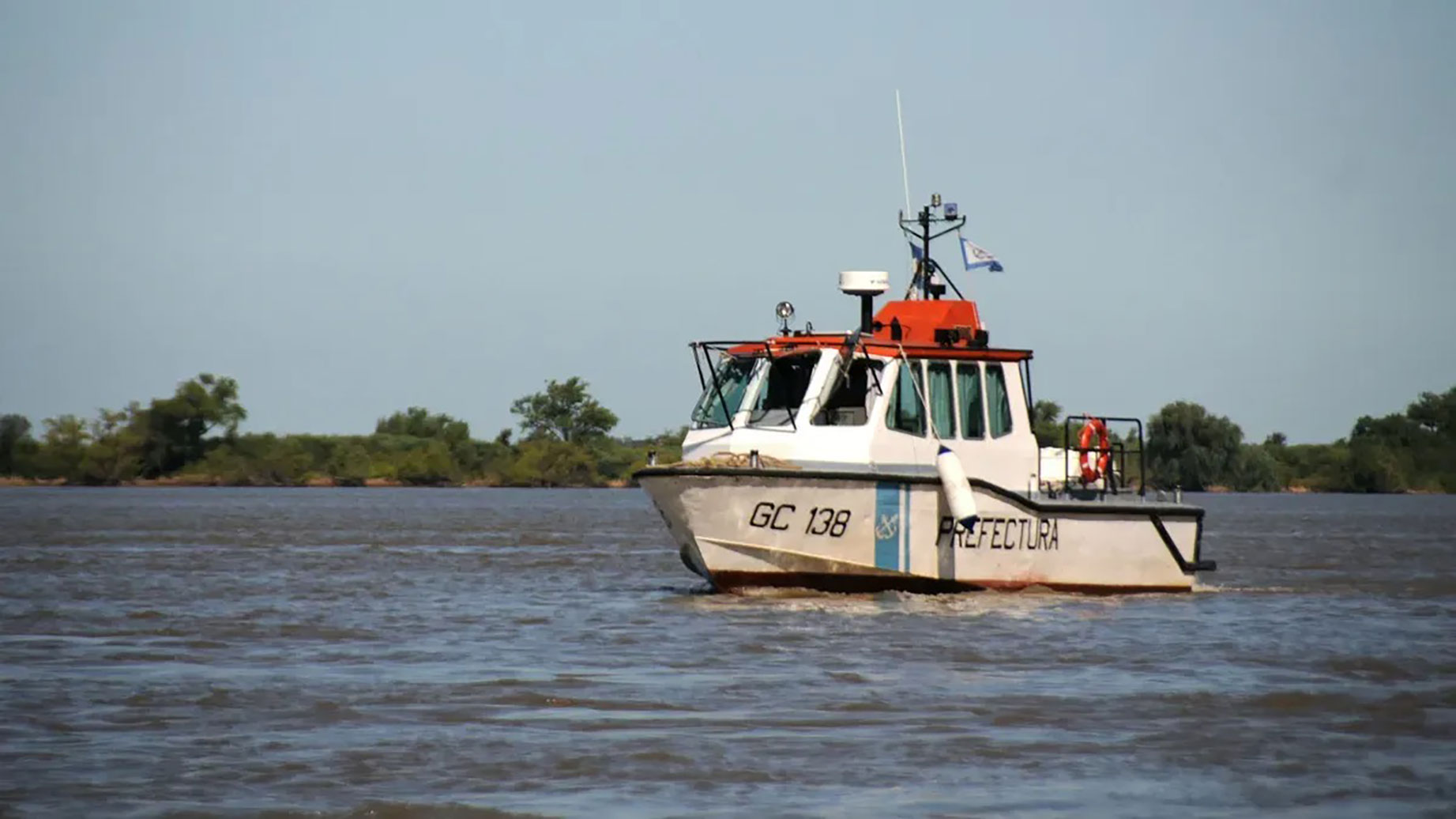 Desesperada búsqueda en el Río Paraná: rescatan a un hombre y buscan a otros tres tras dar vuelta su lancha en Fray Luis Beltrán