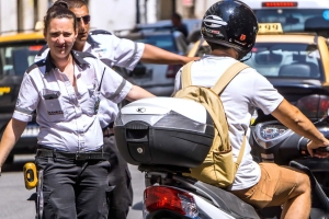 Rosario aprobó llevar al corralón vehículos con patentes ocultas, incluso estacionados