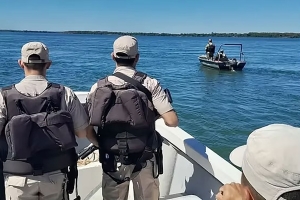 Continúa el operativo para dar con tres hombres tras el vuelco de una lancha en Fray Luis Beltrán