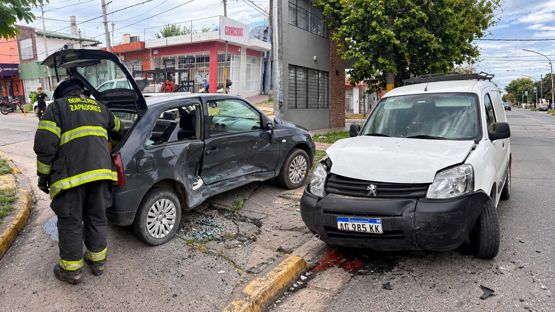 Choque entre dos vehículos en San Lorenzo: bomberos zapadores intervinieron por una fuga de GNC