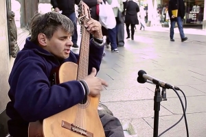 Le robaron la guitarra a Marcelo Moyano, el músico de la peatonal Córdoba, y pide ayuda para volver a trabajar