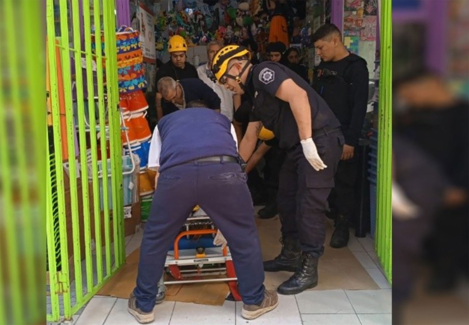 Rescataron a un adolescente que cayó sobre la terraza de un bazar en el centro de Rosario