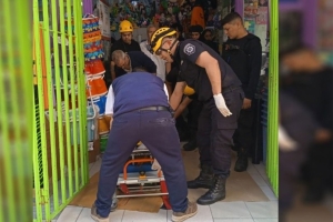 Rescataron a un adolescente que cayó sobre la terraza de un bazar en el centro de Rosario