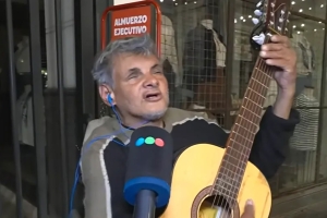 Marcelo Moyano recibió una nueva guitarra y podrá volver a tocar en la peatonal Córdoba