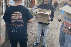 Diez primos reparten comida en bicicleta y piden ayuda para sostener su tarea en Villa Gobernador Gálvez