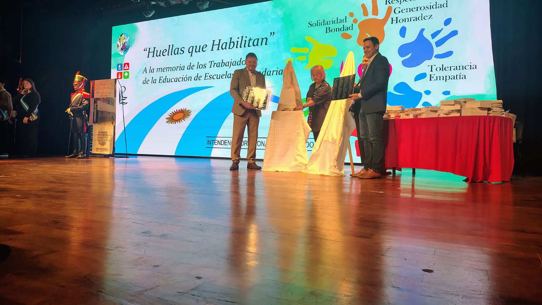Un teatro colmado de recuerdos: San Lorenzo homenajeó a 270 docentes y trabajadores de la educación secundaria con el libro “Huellas que habilitan”