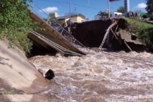 A 14 años del colapso del puente del arroyo San Lorenzo: el día en que la corriente quebró la historia del cordón industrial